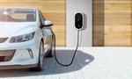 Elektroauto wird an privater Wallbox zu Hause geladen