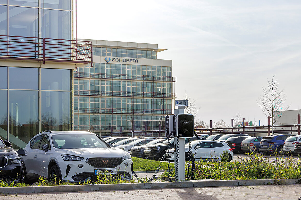 Wallbox mit fest angebrachten Spiralkabeln. 36 dieser Ladepunkte betreibt die EnBW ODR bei der Gerhard Schubert GmbH in Crailsheim.