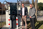 Offiziell der Öffentlichkeit in Betrieb genommen wurde die Wallbox mit dem Namen Alpitronic HYC50 jetzt von Bürgermeister Andreas Zuhl (links) und Karsten Lüdke, Kommunalberater bei der Netze BW. 