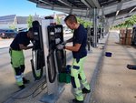 ODR Mitarbeiter installieren Wallboxen auf dem neuen Parkplatz mit PV-Carport bei MAPAL