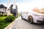 Elektroauto lädt an Schnellladesäule am Firmenstandort der EnBW ODR AG